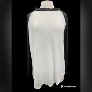 Women’s Black and White Textured Long Sleeve Shirt NWOT